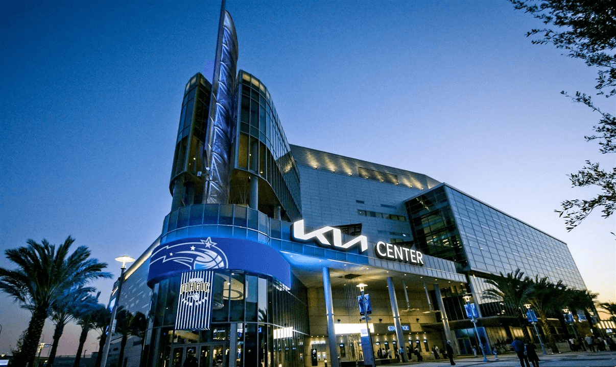 Kia Center, arena do Orlando Magic, vista de fora ao entardecer
