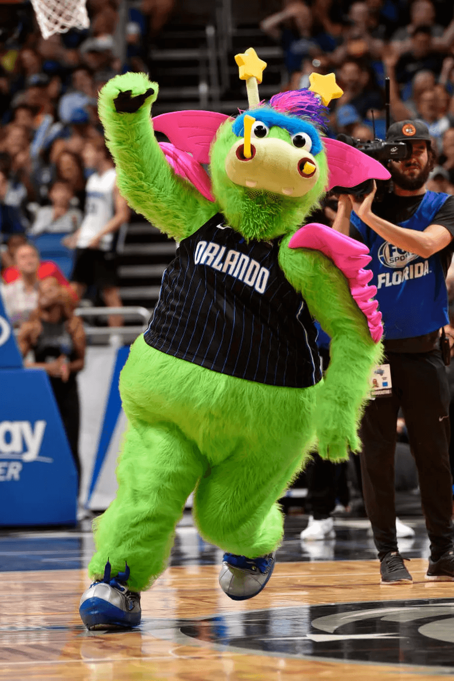 Stuff, o mascote do Orlando Magic, entrando em quadra