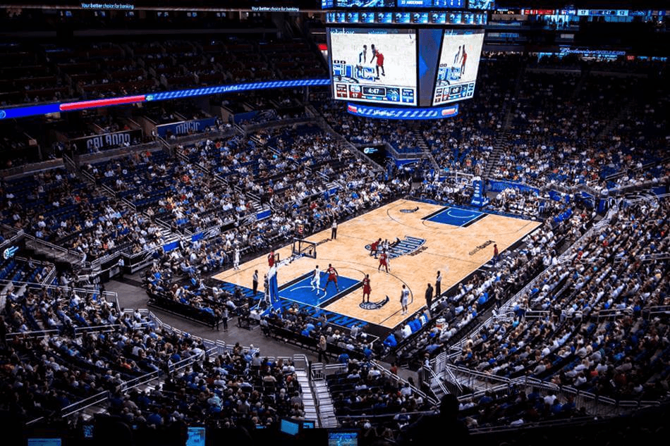 Arquibancada lotada durante um jogo do Orlando Magic no Kia Center